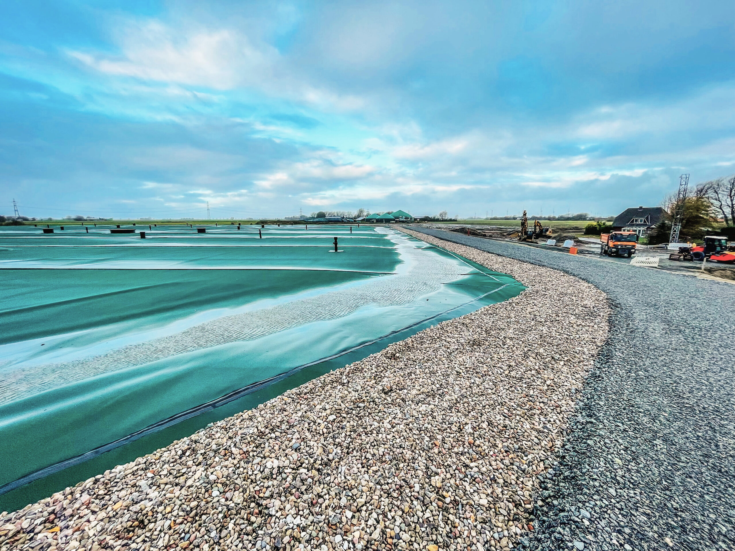 Erdbeckenspeicher Meldorf Kante mit Kiesbett